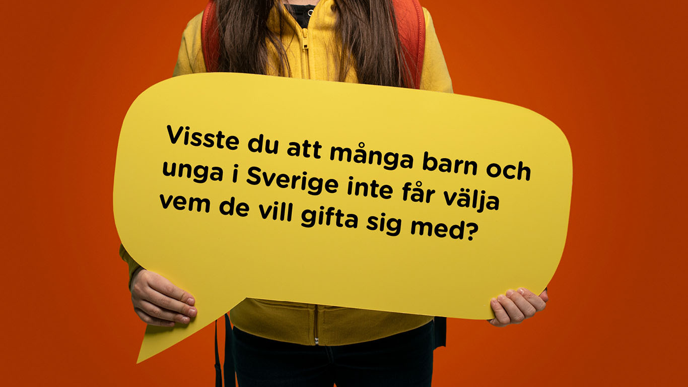 Kampanjbild för vägledningsmaterialet. Ungdom som håller i en stor pratbubbla med texten: " Visste du att många barn och unga i Sverige inte får välja vem de vill gifta sig med?"